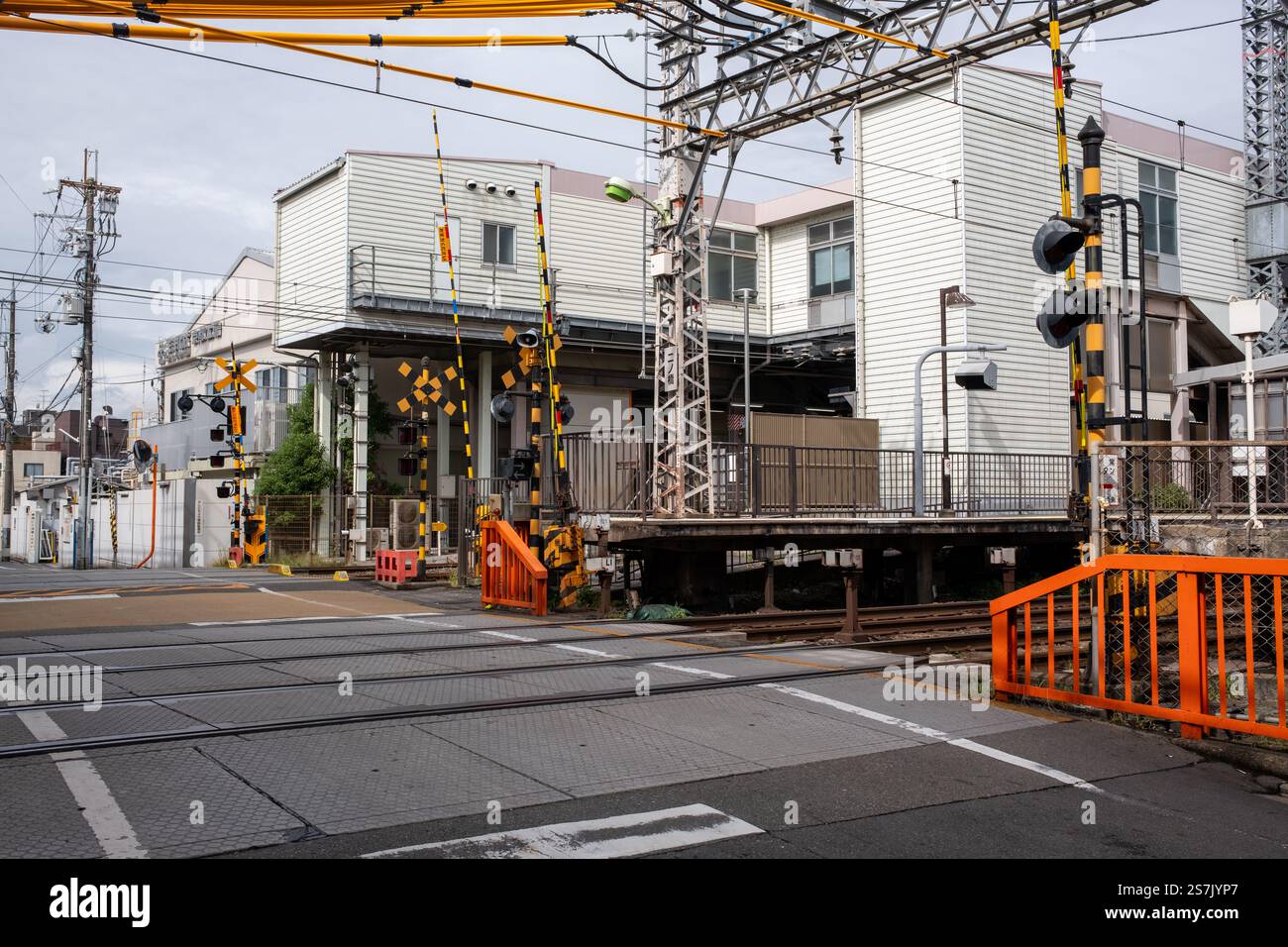 Passage à niveau des lignes de chemin de fer à la gare de Tofukuji à Kyoto Japon Banque D'Images