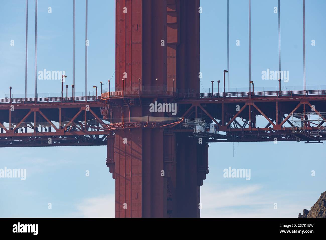 Vue détaillée architecturale de la tour du Golden Gate Bridge et brdige travée avec la célèbre couleur orange internationale Banque D'Images