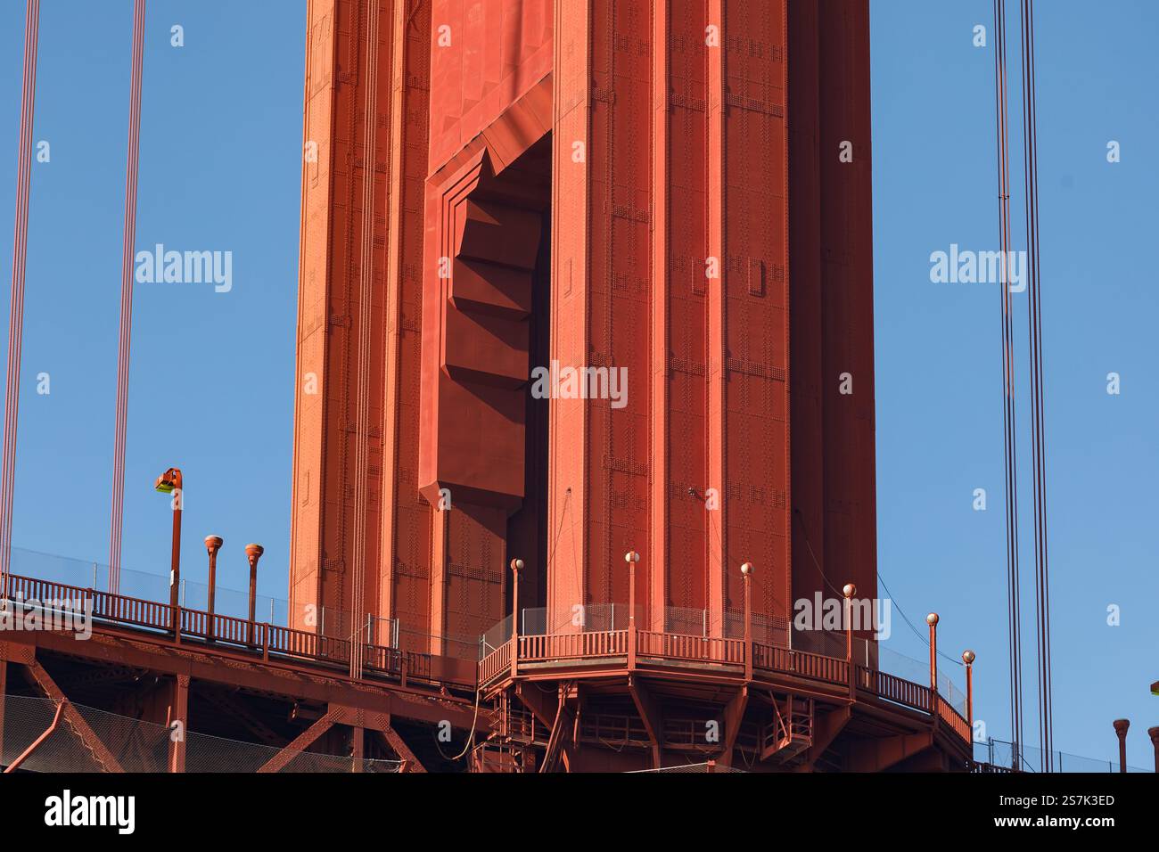 Vue détaillée architecturale du style art déco de la tour Golden Gate Bridge, de la couleur orange internationale et de nombreux rivets Banque D'Images