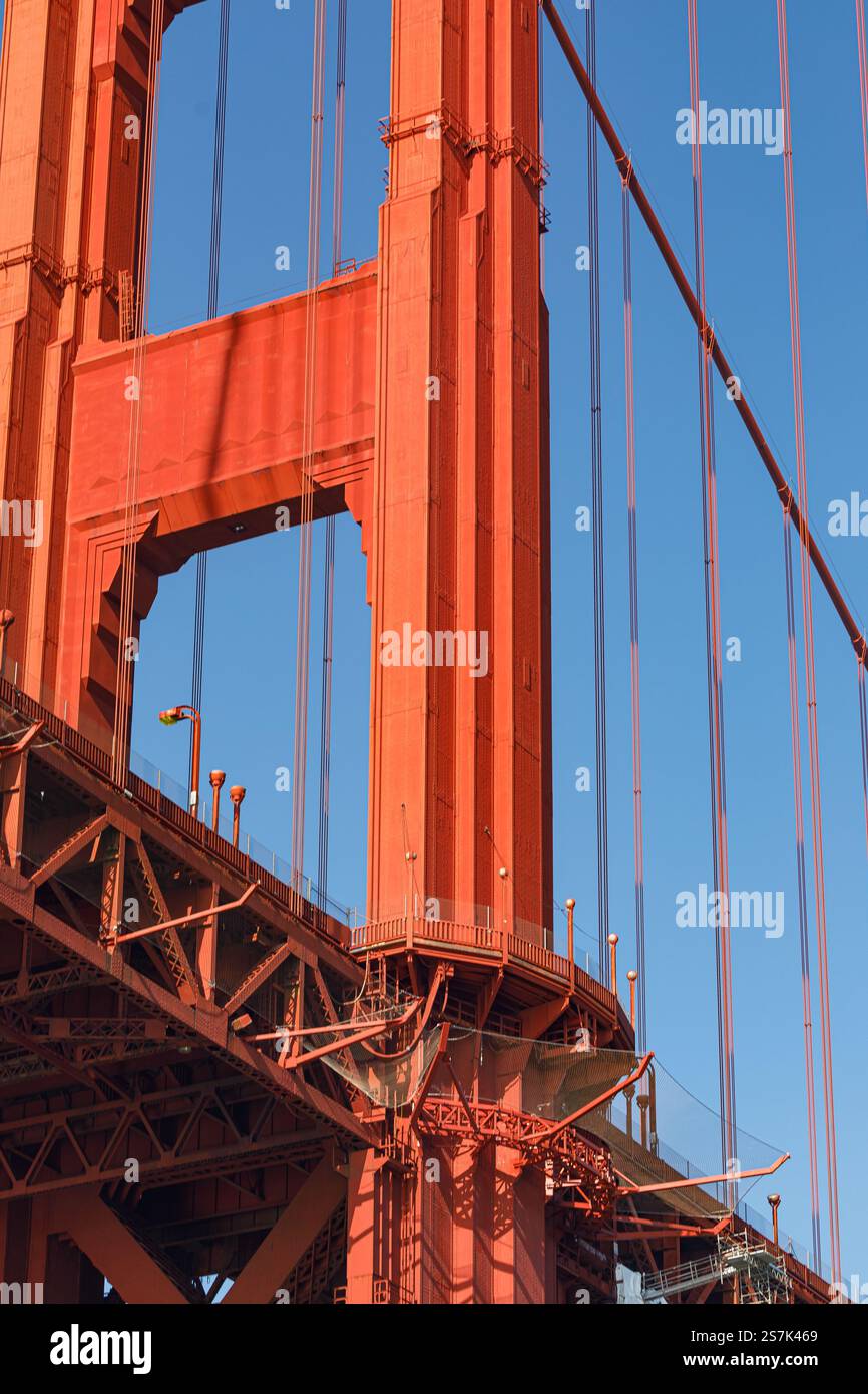 Vue détaillée architecturale du style art déco de la tour Golden Gate Bridge, de la couleur orange internationale et de nombreux rivets Banque D'Images Vue détaillée architecturale du style art déco de la tour Golden Gate Bridge, de la couleur orange internationale et de nombreux rivets Banque D'Images