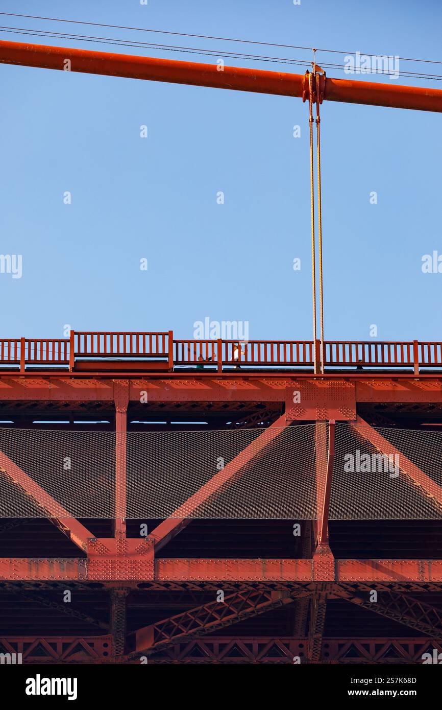 Vue détaillée architecturale du style art déco de la tour Golden Gate Bridge, de la couleur orange internationale et de nombreux rivets Banque D'Images