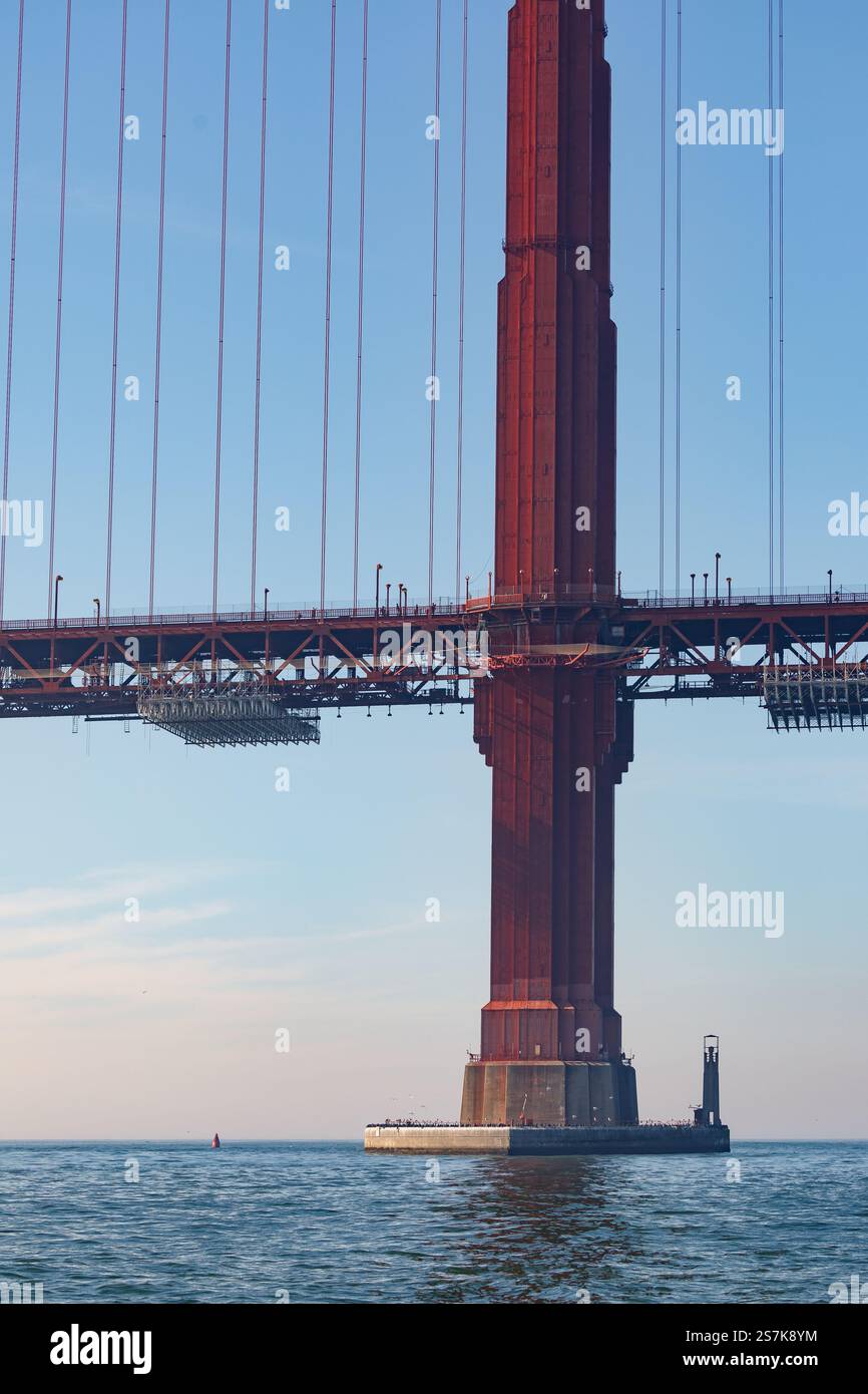 Vue détaillée architecturale du style art déco de la tour Golden Gate Bridge, de la couleur orange internationale et de nombreux rivets Banque D'Images