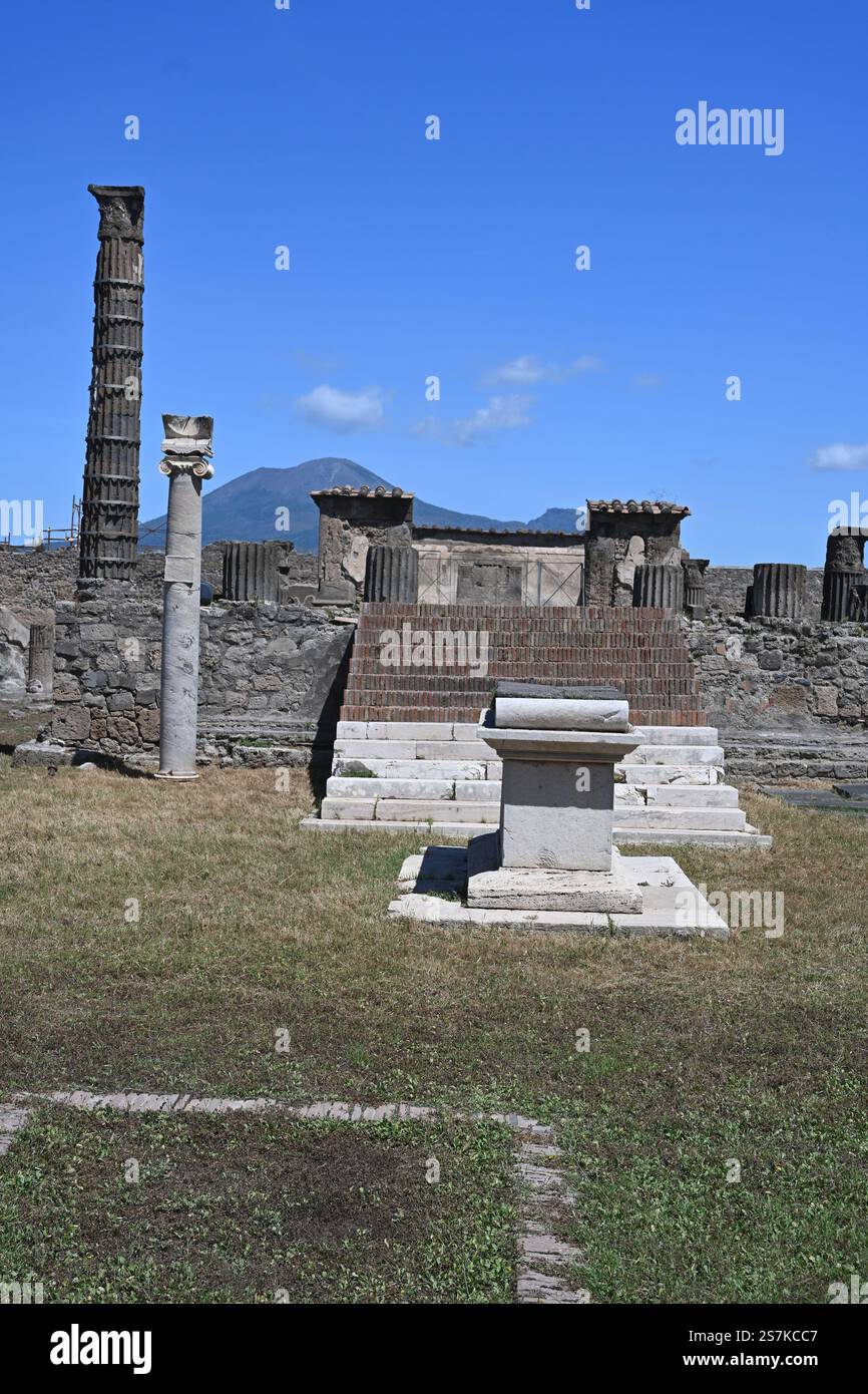 Le temple d'Apollon à l'ombre du mont Vésuve Pompéi, Italie Banque D'Images