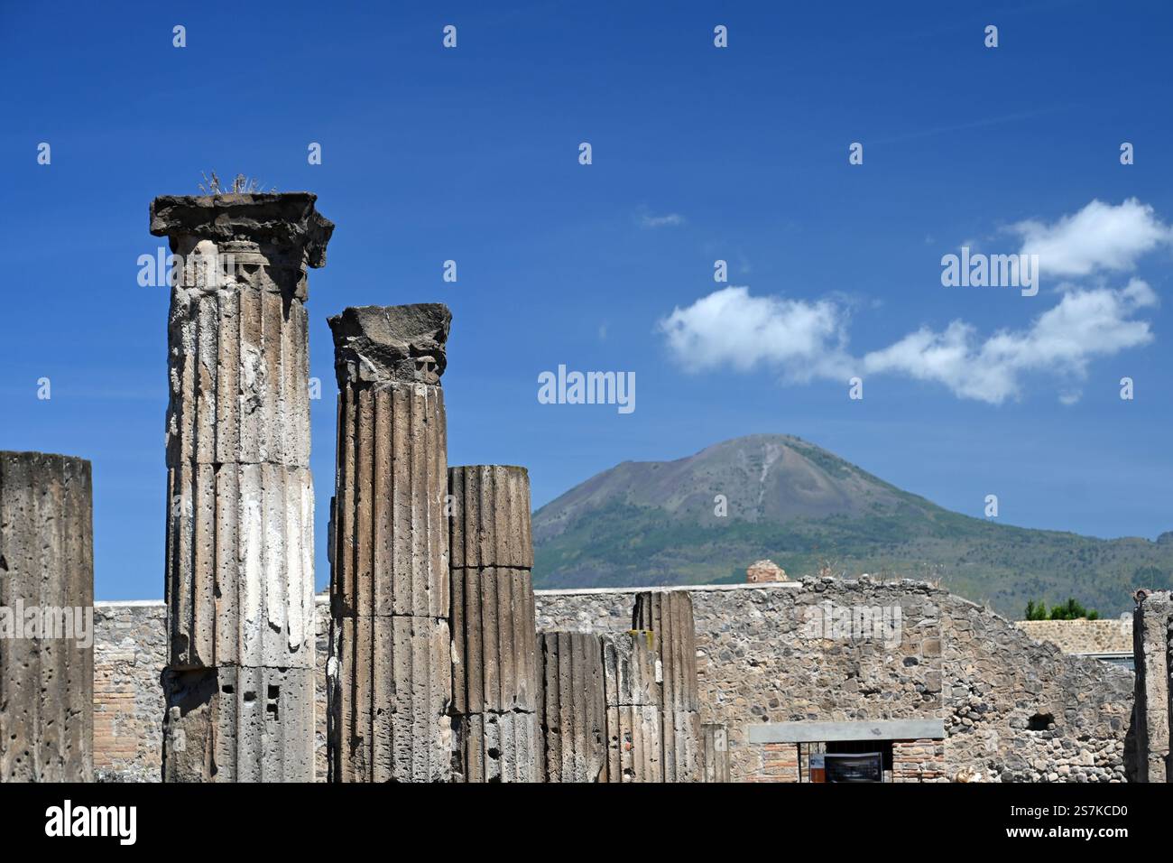 Le temple d'Apollon à l'ombre du mont Vésuve Pompéi, Italie Banque D'Images
