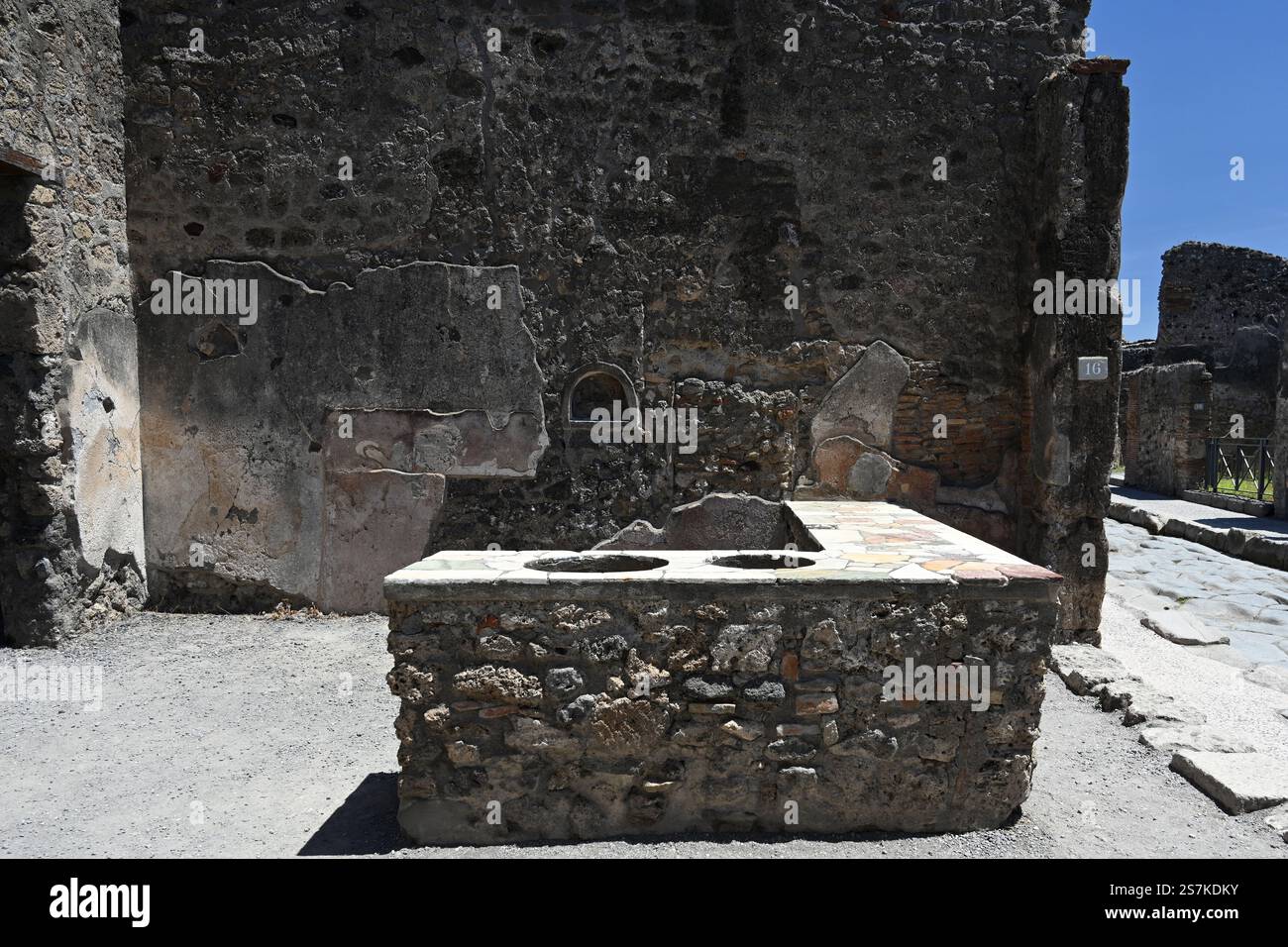 Rue historique des anciens magasins romains dans la ville de Pompéi Italie Banque D'Images