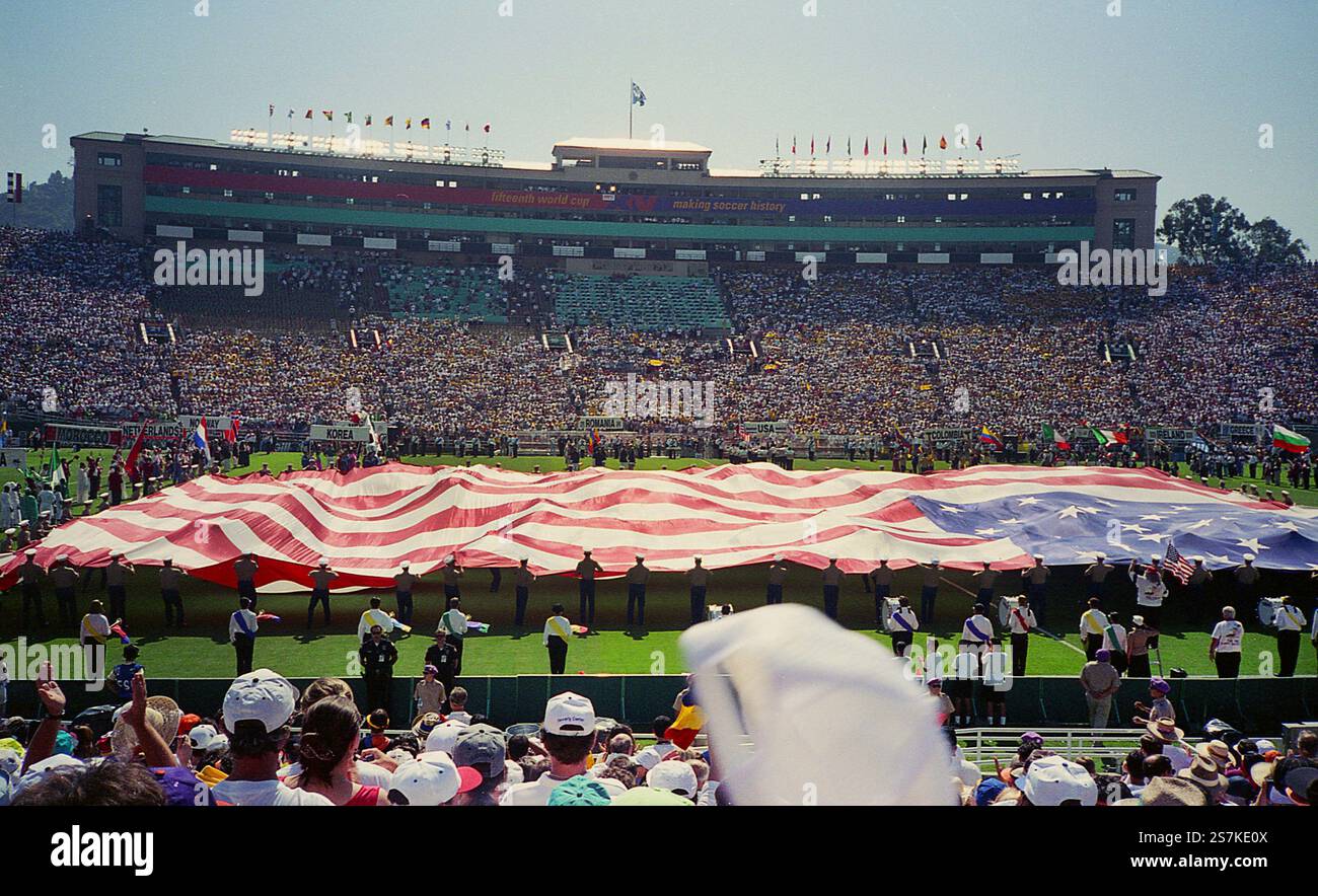 Pasadena, Californie, États-Unis. Cérémonie d'ouverture de la Coupe du monde de la FIFA 1994. Grand drapeau américain affiché sur le stade. Banque D'Images Pasadena, Californie, États-Unis. Cérémonie d'ouverture de la Coupe du monde de la FIFA 1994. Grand drapeau américain affiché sur le stade. Banque D'Images