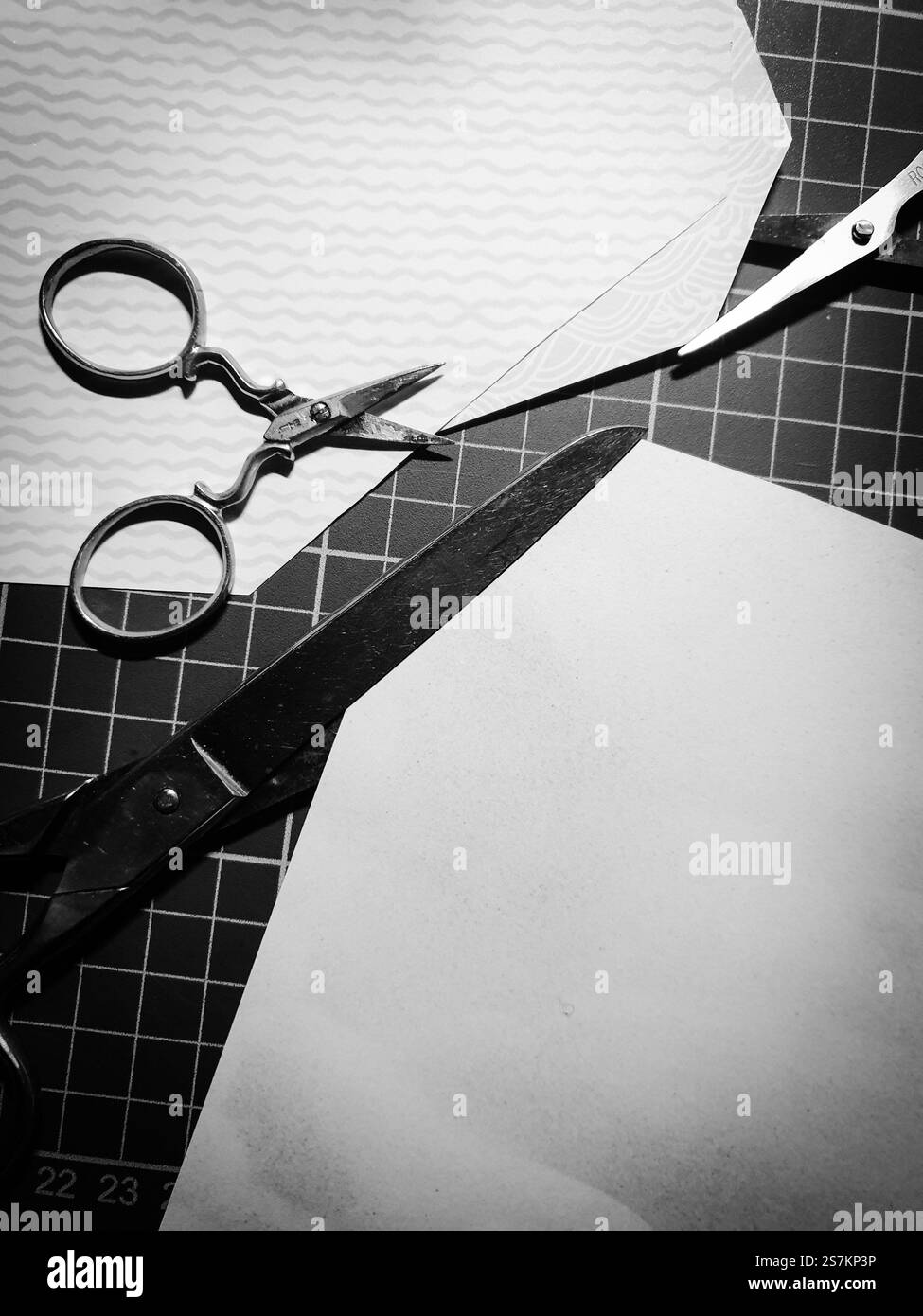 Image de trois ciseaux coupant les coins Banque D'Images