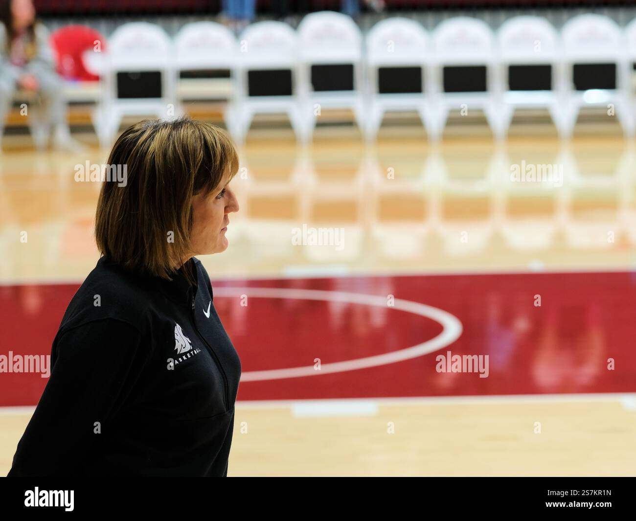 Kamie Ethridge, entraîneur-chef de basket-ball féminin de l'université de l'État de Washington, lors d'un match à l'université de Santa Clara. Banque D'Images