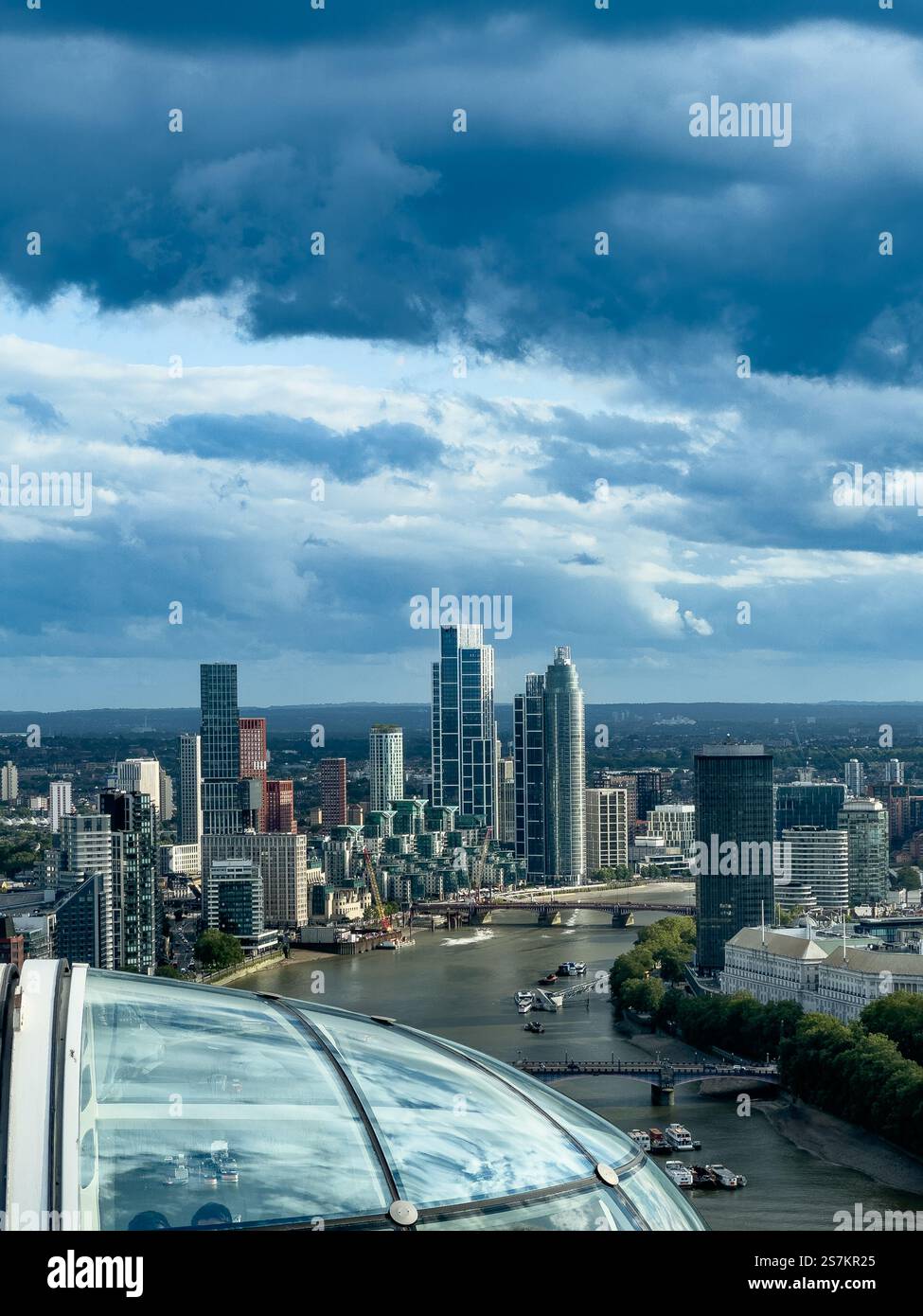 Londres, Royaume-Uni - 29 juin 2023 : belle vue sur la ville de Westminster et la Tamise depuis le haut du London Eye Banque D'Images