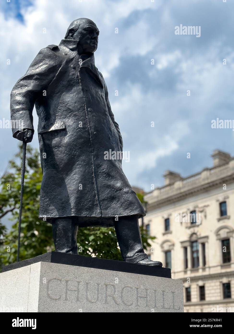 Londres, Royaume-Uni - 29 juin 2023 : Statue de Sir Winston Churchill sur Parliament Square à Londres. Banque D'Images