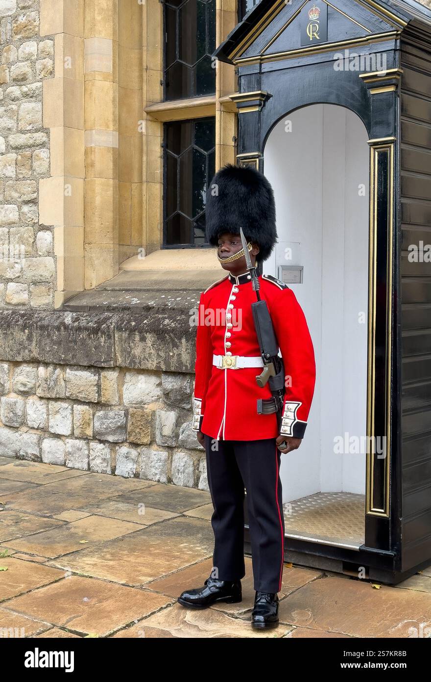 Garde de la Reine en service au musée Crown Jewels de la Tour de Londres Banque D'Images