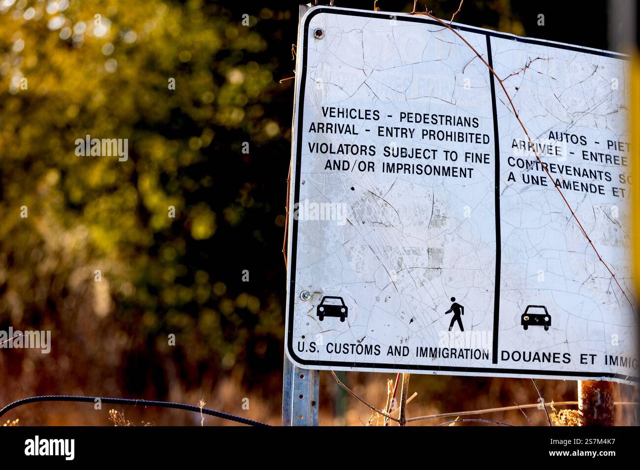 Roxham, Canada. 19 janvier 2025. Les passages frontaliers, vus du côté canadien, sont calmes le dimanche 19 janvier 2025. Contrairement aux premiers jours de la première présidence Trump, lorsque plusieurs milliers de demandeurs d’asile ont choisi le Canada et fui les États-Unis car des directives strictes et changeantes en matière d’immigration entreraient en vigueur, ces frontières ne semblent pas être affectées de la même manière que les dernières promesses de déportation du président élu TrumpÕs sont mises en œuvre. (Photo de Craig Ruttle/Sipa USA) crédit : Sipa USA/Alamy Live News Banque D'Images