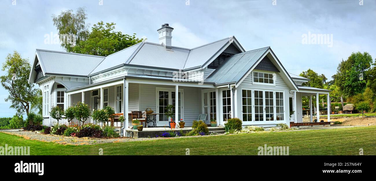 Maison rurale traditionnelle en bois néo-zélandaise à South Canterbury, Geraldine. Banque D'Images
