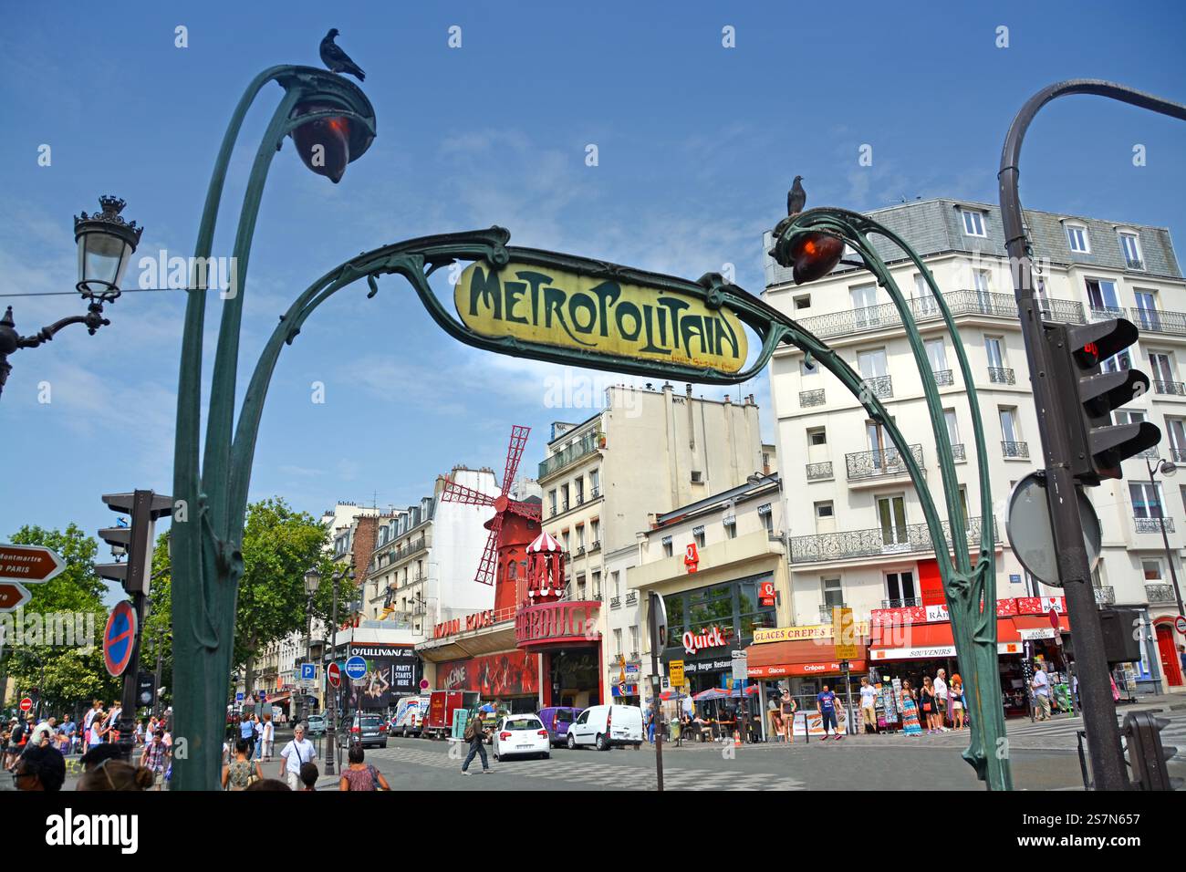 Paris, France - 24 juillet 2013 ; panneau Art Nouveau Metro à Paris et la discothèque Moulin Rouge en arrière-plan Banque D'Images