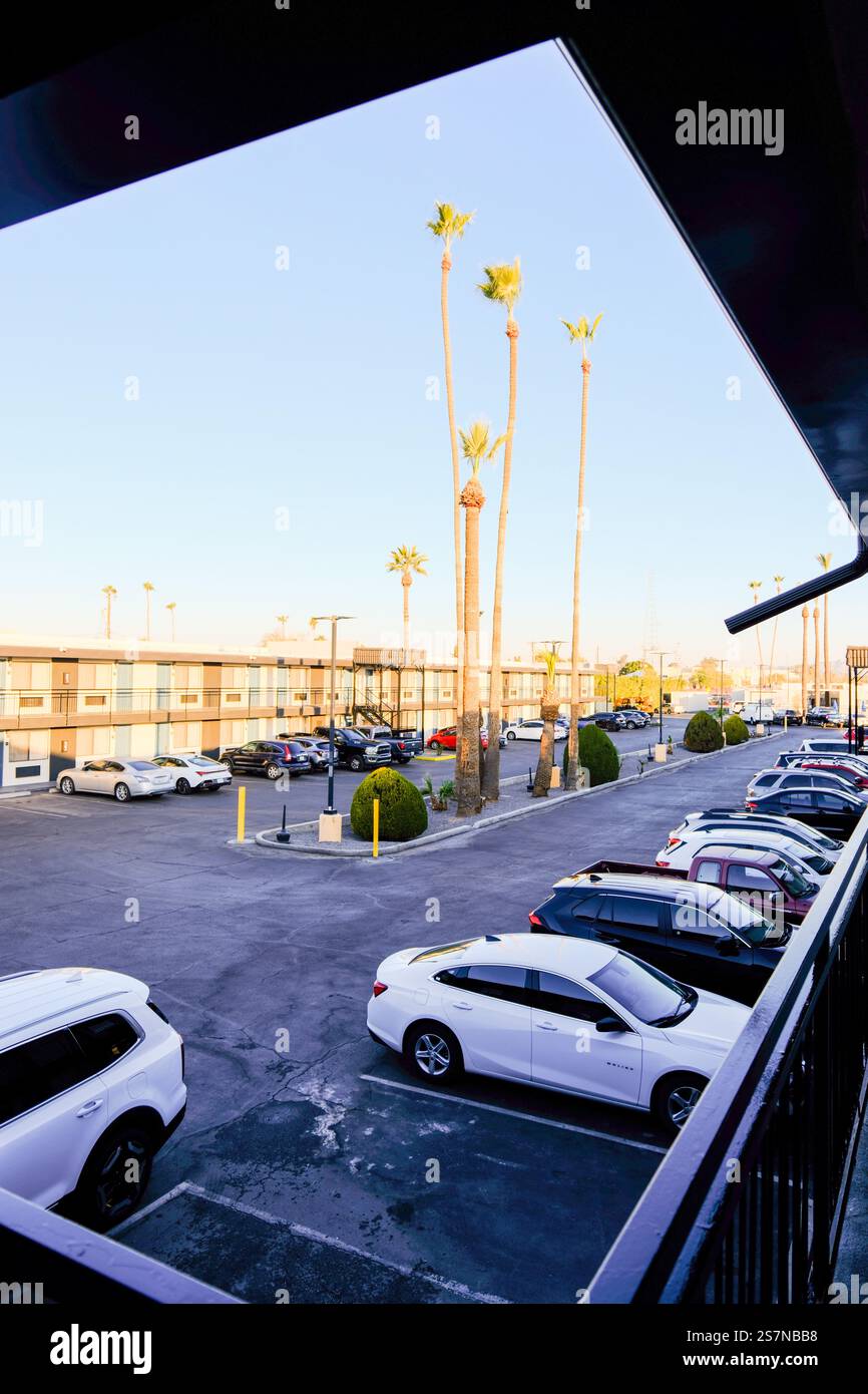 Phoenix, AZ, États-Unis - 19 janvier 2025 - Une vue depuis un motel en bord de route aux États-Unis. Banque D'Images