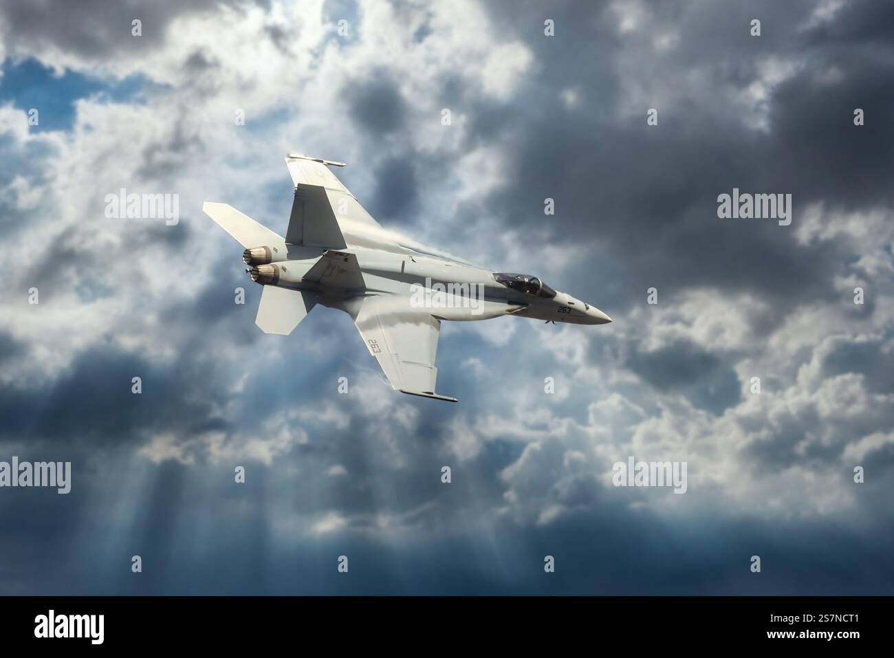 American Fighter Jet volant à travers des nuages spectaculaires Banque D'Images
