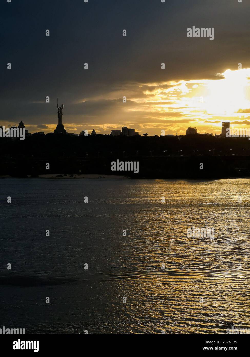 Horizon de paysage urbain de la statue de la mère patrie et d'autres bâtiments à Kiev, en Ukraine, surplombant le fleuve Dniepr. Banque D'Images