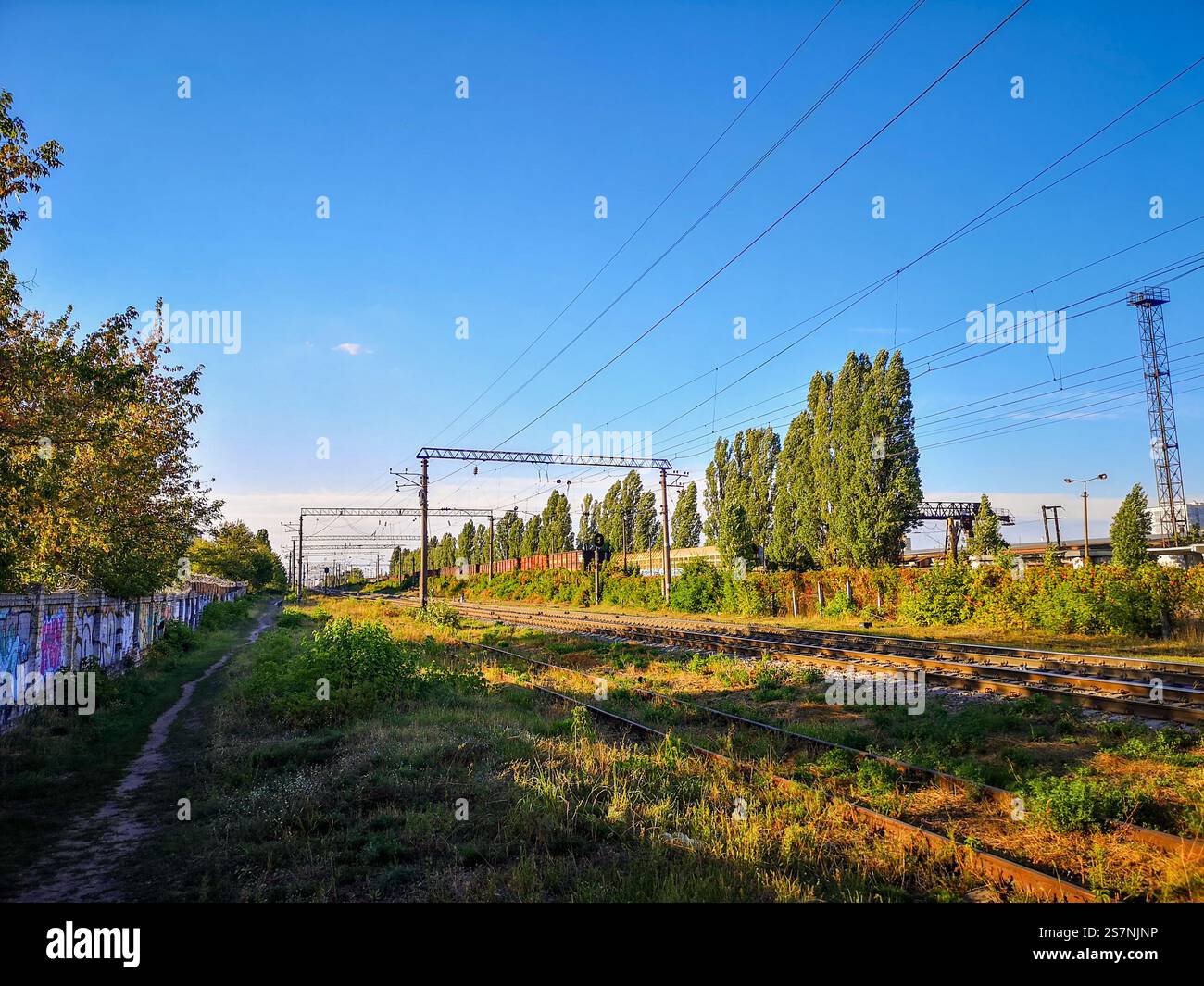 Un chemin de fer typiquement ukrainien bordée d'usines. À Kiev. Banque D'Images