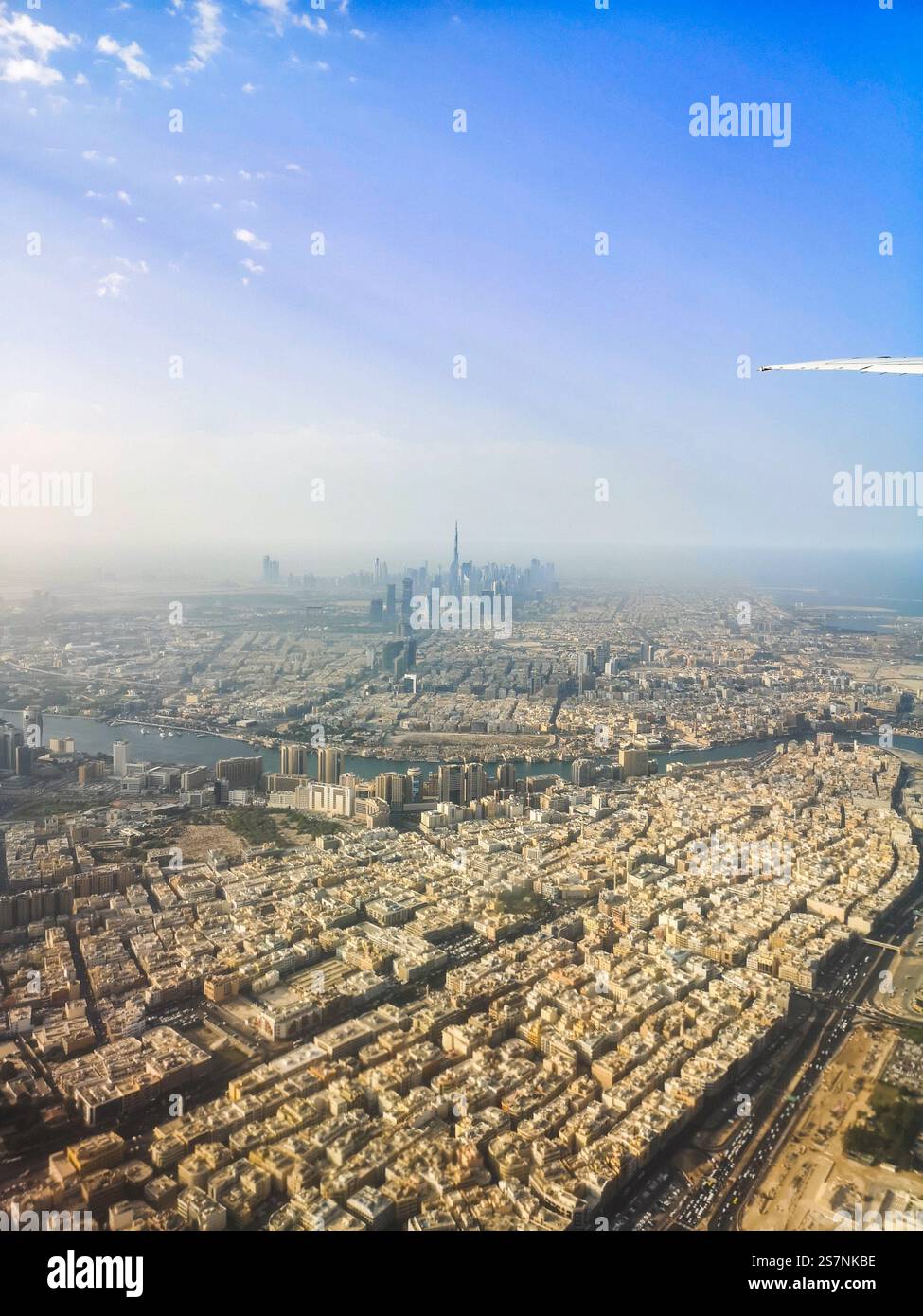 Une vue aérienne de Dubaï, Émirats arabes Unis (eau), peu après le lever du soleil Banque D'Images