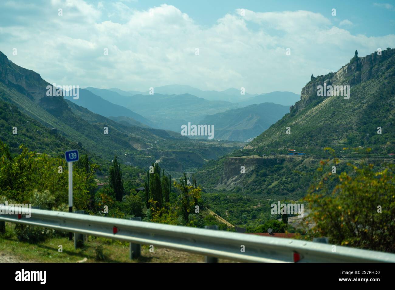 Une chaîne de montagnes avec un panneau bleu qui dit 118 Banque D'Images