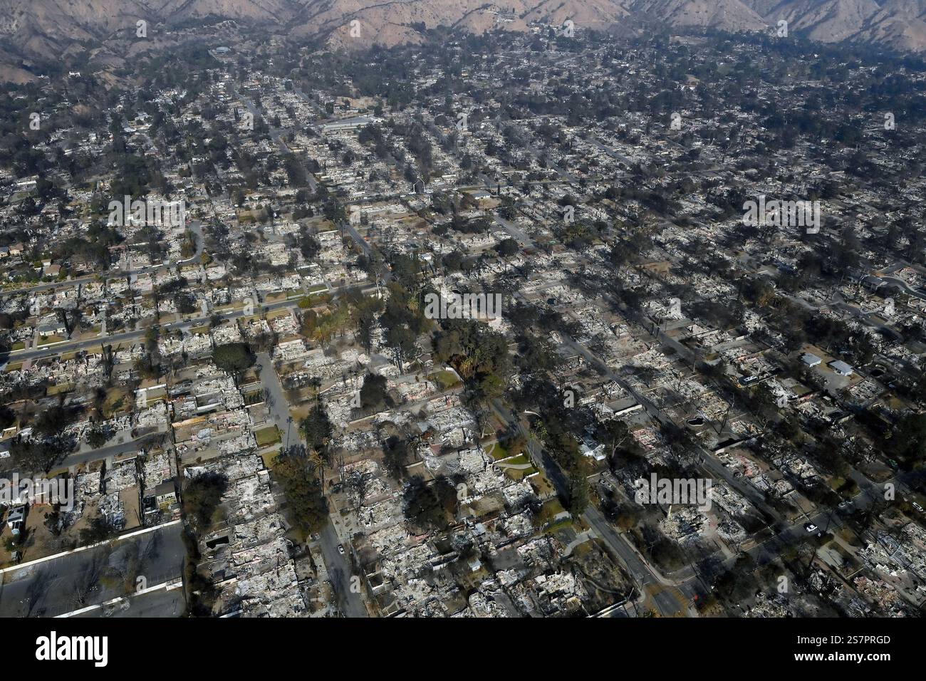 Los Angeles, États-Unis. 19 janvier 2025. Des maisons incendiées dans l'incendie d'Eaton à Altadena, en Californie, sont vues sur cette vue aérienne le dimanche 19 janvier 2025. Le gouverneur Gavin Newsom déploie des moyens supplémentaires de lutte contre les incendies, car deux incendies majeurs ne sont toujours pas endigués dans la région de Los Angeles avec des avertissements de drapeau rouge émis pour lundi. Photo de Shotaro Yamada/UPI crédit : UPI/Alamy Live News Banque D'Images