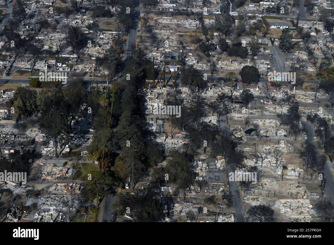 Los Angeles, États-Unis. 19 janvier 2025. Des maisons incendiées dans l'incendie d'Eaton à Altadena, en Californie, sont vues sur cette vue aérienne le dimanche 19 janvier 2025. Le gouverneur Gavin Newsom déploie des moyens supplémentaires de lutte contre les incendies, car deux incendies majeurs ne sont toujours pas endigués dans la région de Los Angeles avec des avertissements de drapeau rouge émis pour lundi. Photo de Shotaro Yamada/UPI crédit : UPI/Alamy Live News Banque D'Images