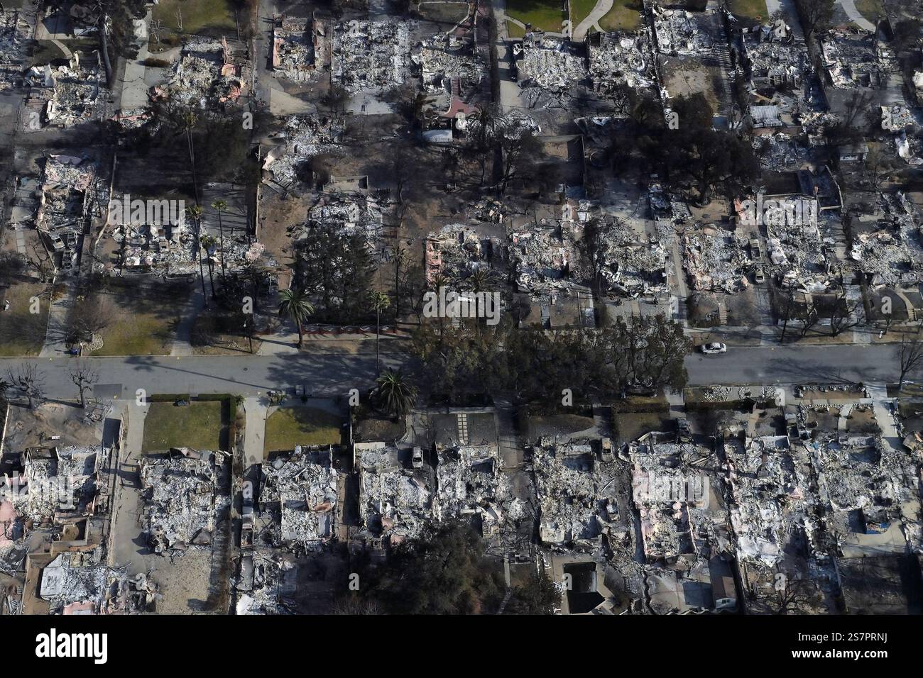 Los Angeles, États-Unis. 19 janvier 2025. Des maisons incendiées dans l'incendie d'Eaton à Altadena, en Californie, sont vues sur cette vue aérienne le dimanche 19 janvier 2025. Le gouverneur Gavin Newsom déploie des moyens supplémentaires de lutte contre les incendies, car deux incendies majeurs ne sont toujours pas endigués dans la région de Los Angeles avec des avertissements de drapeau rouge émis pour lundi. Photo de Shotaro Yamada/UPI crédit : UPI/Alamy Live News Banque D'Images