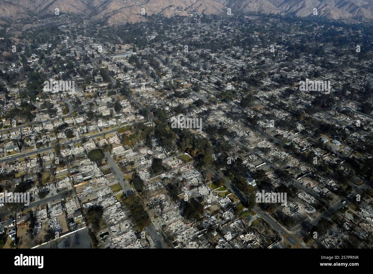 Los Angeles, États-Unis. 19 janvier 2025. Des maisons incendiées dans l'incendie d'Eaton à Altadena, en Californie, sont vues sur cette vue aérienne le dimanche 19 janvier 2025. Le gouverneur Gavin Newsom déploie des moyens supplémentaires de lutte contre les incendies, car deux incendies majeurs ne sont toujours pas endigués dans la région de Los Angeles avec des avertissements de drapeau rouge émis pour lundi. Photo de Shotaro Yamada/UPI crédit : UPI/Alamy Live News Banque D'Images