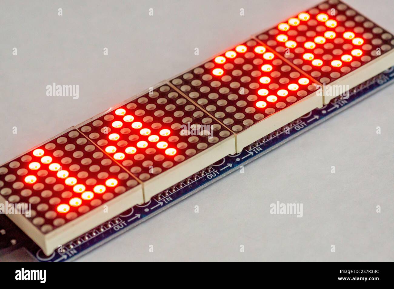 Matrice LED 8x8. Composition des matrices LED sur fond blanc isolé. Horloge sur matrice LED 8x8 Banque D'Images