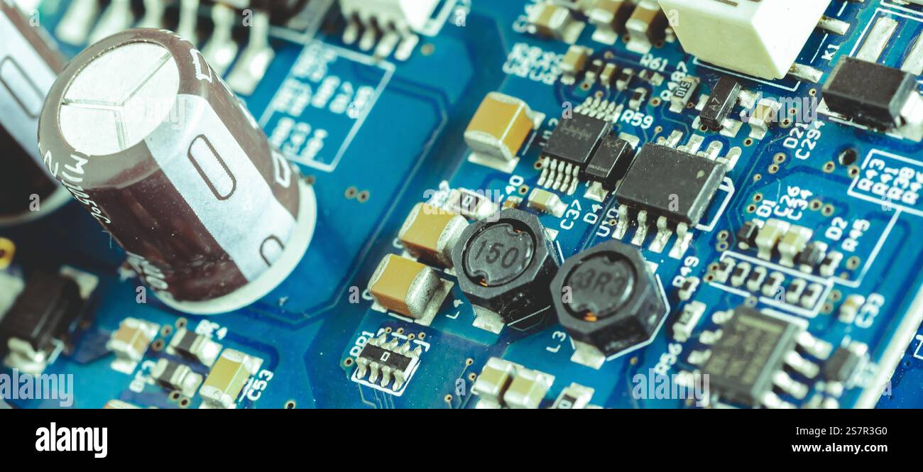 Composants électroniques, les croustilles et les condensateurs sur la carte bleue, vue en gros plan. Technologie concept Banque D'Images