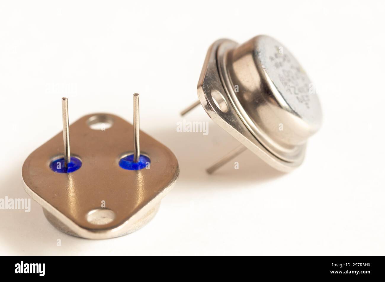 Transistor de puissance est un composant de dispositifs électroniques, NPN et PNP, corps métallique sur fond blanc isolé Banque D'Images