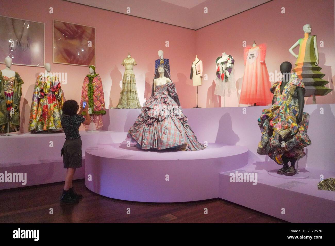 Adélaïde, Australie 20 janvier 2025 . Image : Vivienne Westwood (née en 1941). Ensemble mariage 1993-94. Radical textiles , une exposition majeure à la galerie d'art d'Australie méridionale explore le tissu du changement social. vaste éventail d'arts textiles, de la tapisserie et de la broderie au matelassage et à la confection, l'exposition examine leur rôle dans la documentation et la conduite des changements sociaux et politiques. Qui comprend des œuvres de plus de 150 artistes, designers et activistes, utilisant les textiles comme moyen de résistance politique, de renaissance, de mémoire et de réconciliation couvrant les 150 dernières années crédit. Amer Ghazzal/Al Banque D'Images