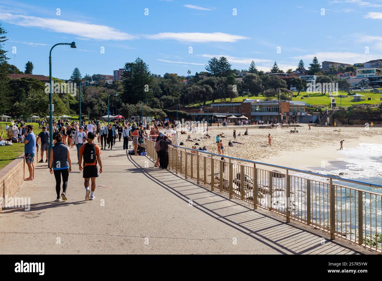 Les gens qui se promènent le long de la promenade de Bronte Beach, l'une des plages emblématiques de Sydney, en Australie Banque D'Images