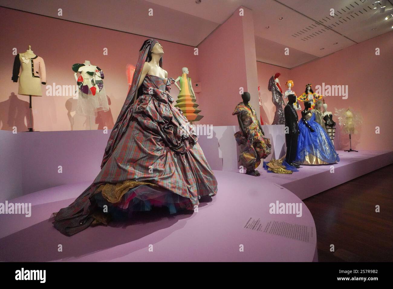 Adélaïde, Australie 20 janvier 2025 . Image : Vivienne Westwood (née en 1941). Ensemble mariage 1993-94. Radical textiles , une exposition majeure à la galerie d'art d'Australie méridionale explore le tissu du changement social. vaste éventail d'arts textiles, de la tapisserie et de la broderie au matelassage et à la confection, l'exposition examine leur rôle dans la documentation et la conduite des changements sociaux et politiques. Qui comprend des œuvres de plus de 150 artistes, designers et activistes, utilisant les textiles comme moyen de résistance politique, de renaissance, de mémoire et de réconciliation couvrant les 150 dernières années crédit. Amer Ghazzal/Al Banque D'Images
