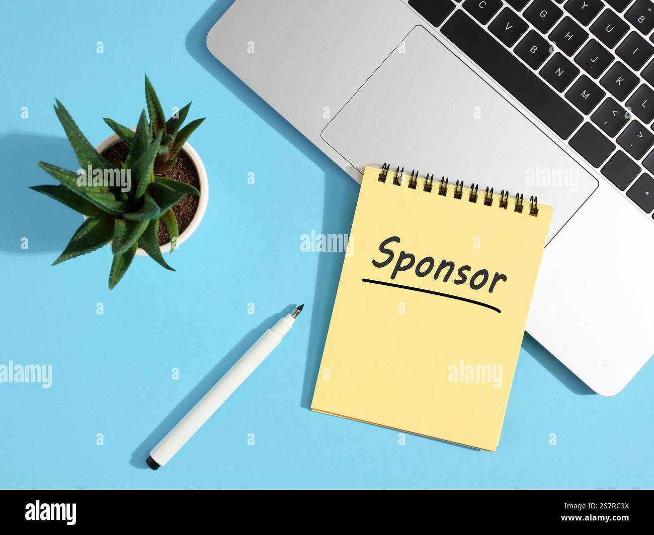 Bloc-notes avec sponsor écrit à la main, représentant le parrainage et les opportunités commerciales Banque D'Images