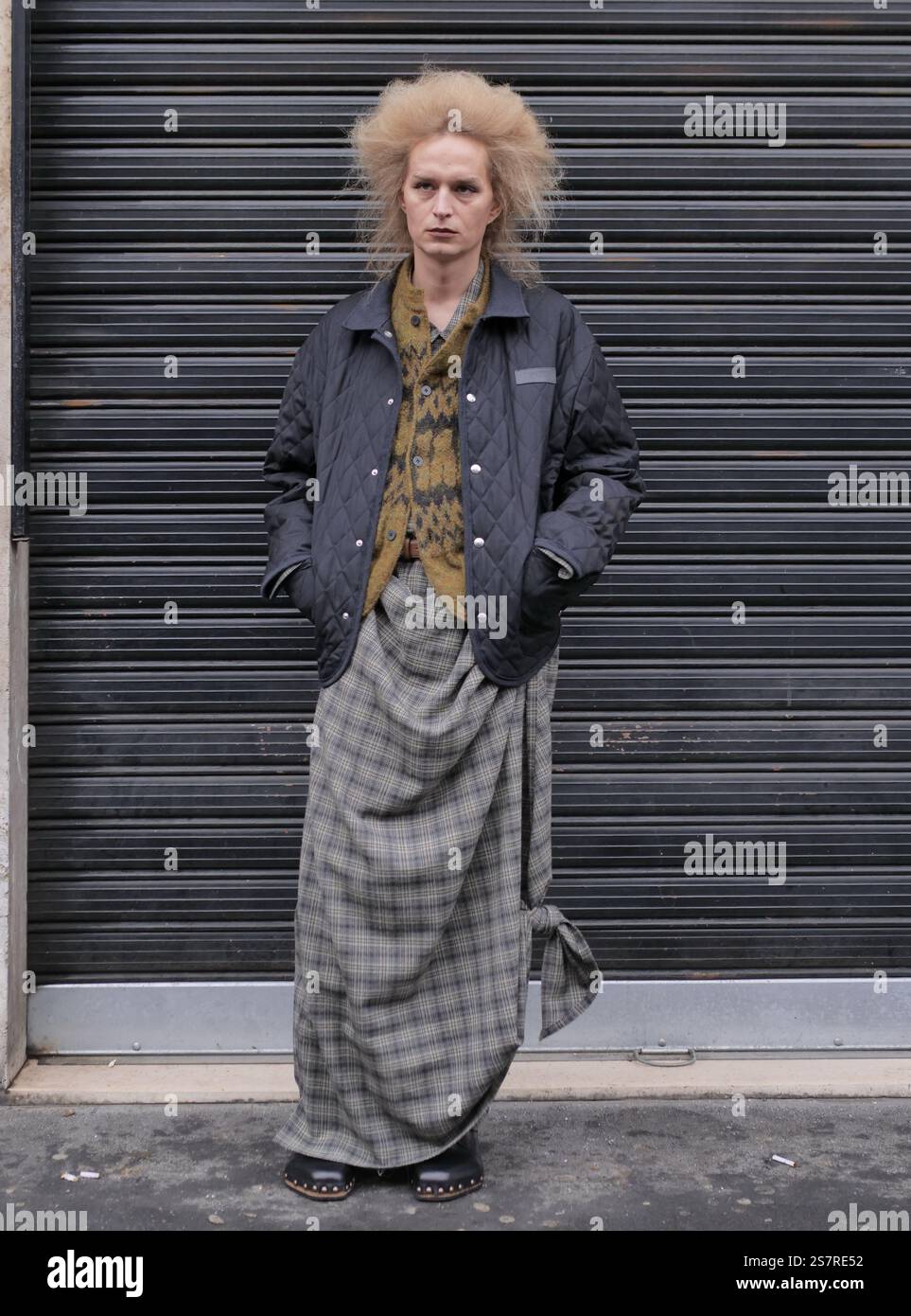 Tenue de style de rue invité blogueur de mode avant le défilé de mode Magliano, pendant les collections homme Milano Fashion week 2025 Banque D'Images