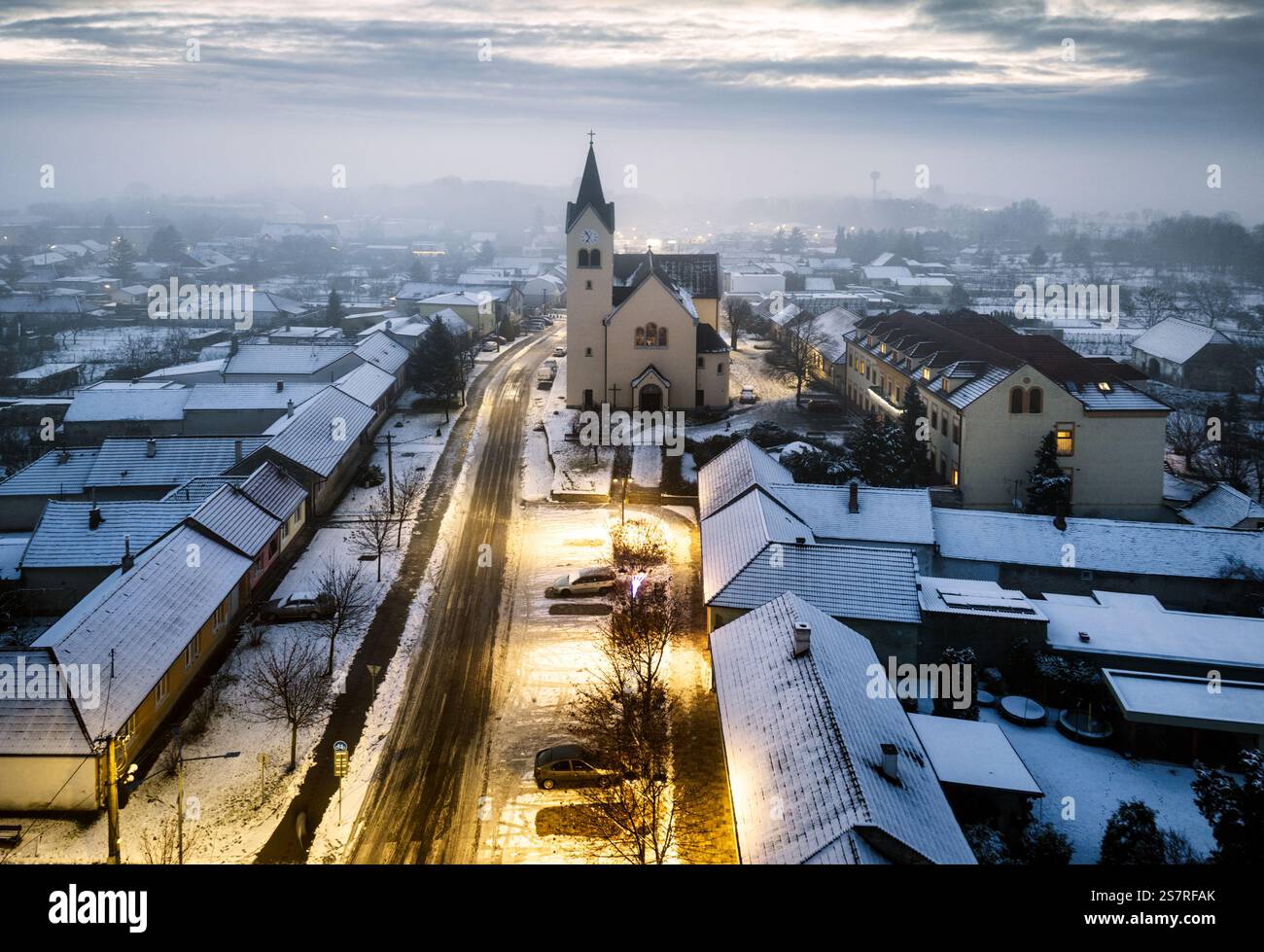 Nuit d'hiver en ville de drone, avec rue légère et église. Slovaquie - Cifer Banque D'Images
