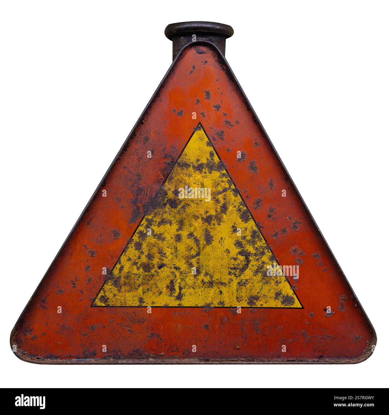 Un panneau routier vintage triangulaire rouillé avec des couleurs jaune et rouge isolé sur blanc Banque D'Images
