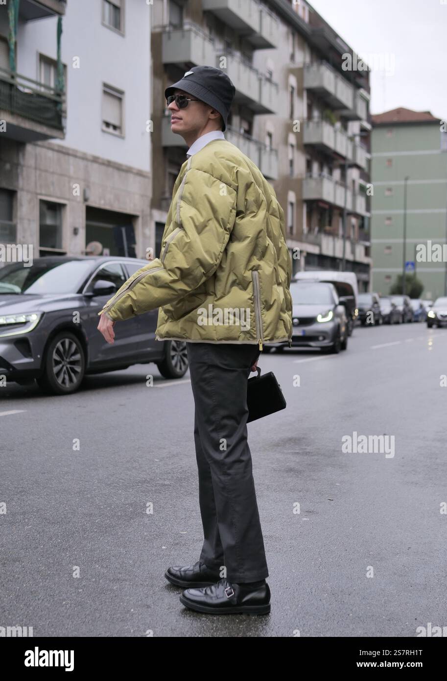 Tenue de style de rue invité blogueur de mode avant le défilé de mode Magliano, pendant les collections homme Milano Fashion week 2025 Banque D'Images