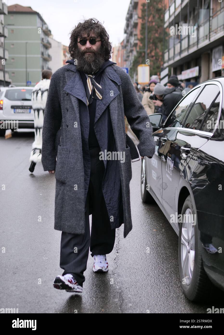 Tenue de style de rue invité blogueur de mode avant le défilé de mode Magliano, pendant les collections homme Milano Fashion week 2025 Banque D'Images