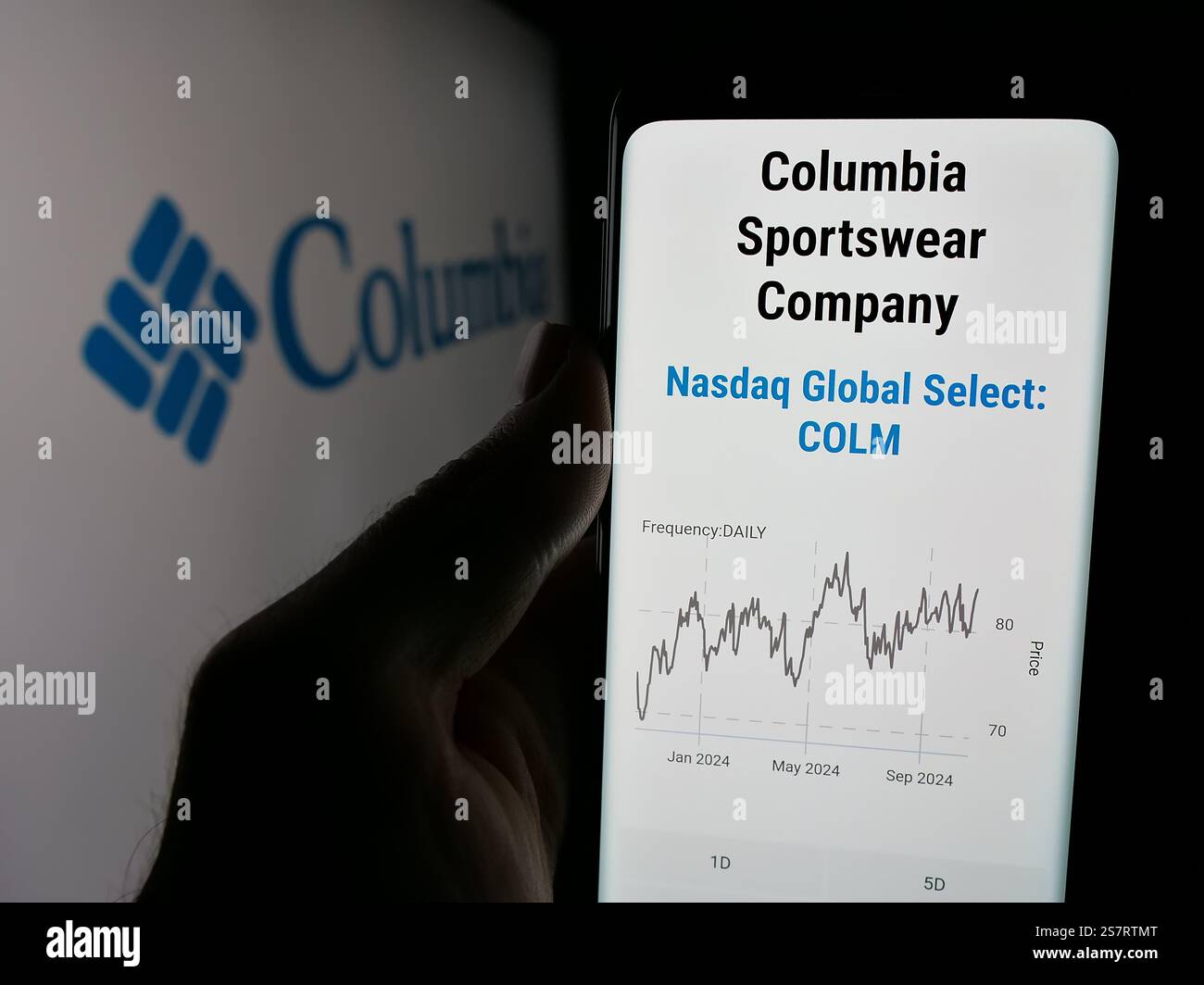 Dans cette illustration photo, une personne tient un téléphone portable avec la page Web de l'entreprise américaine Columbia Sportswear Company sur l'écran devant le logo. (Photo timon Schneider / SOPA images/SIPA USA) *** strictement à des fins éditoriales *** Banque D'Images