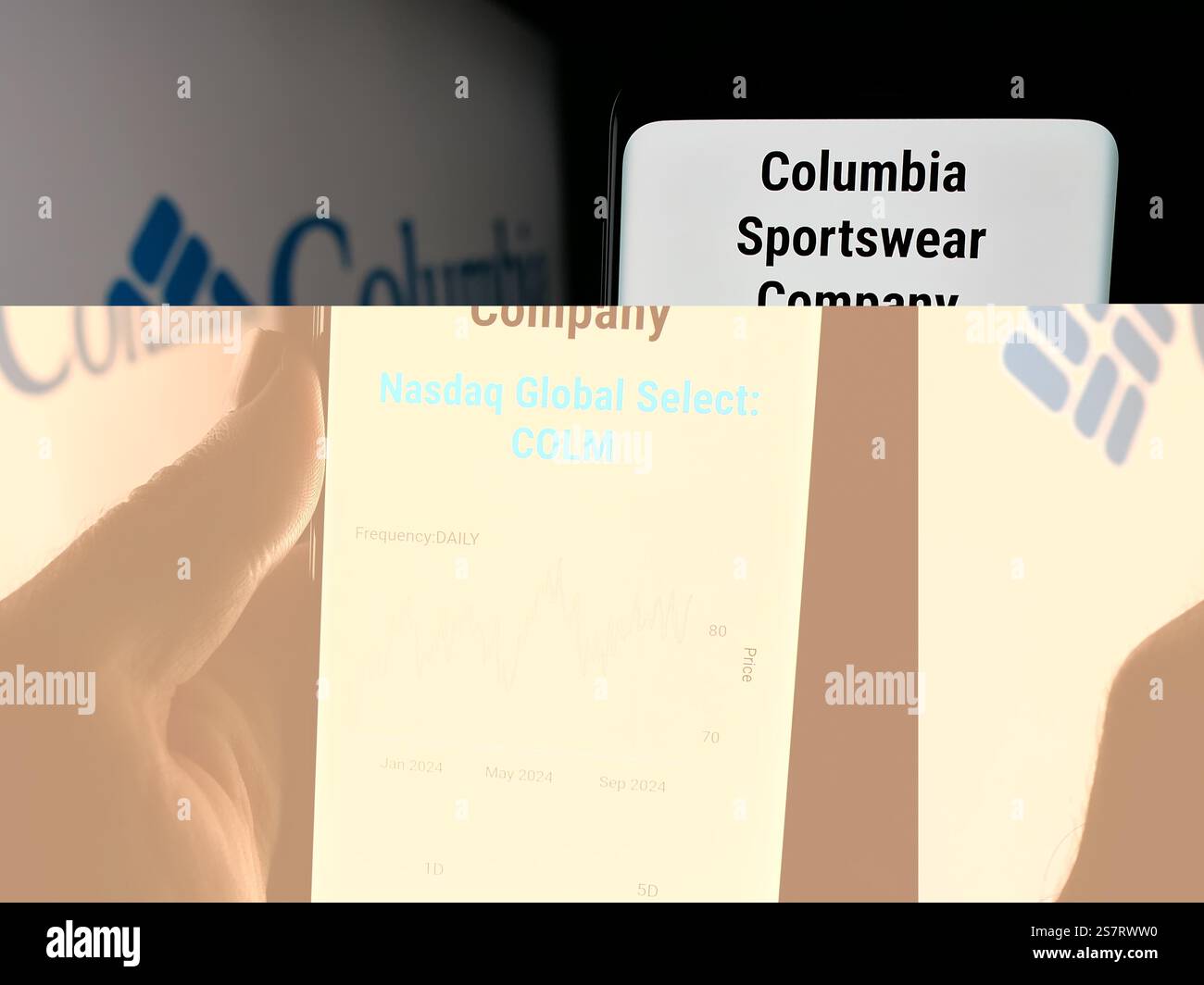 Allemagne. 18 octobre 2024. Dans cette illustration photo, une personne tient un téléphone portable avec la page Web de l'entreprise américaine Columbia Sportswear Company sur l'écran devant le logo. (Crédit image : © timon Schneider/SOPA images via ZUMA Press Wire) USAGE ÉDITORIAL SEULEMENT ! Non destiné à UN USAGE commercial ! Banque D'Images