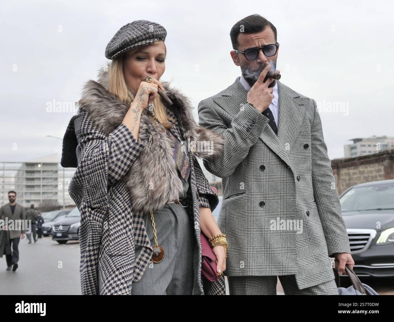 Les blogueurs de mode invitent la tenue de style de rue avant le défilé de mode Prada, pendant Milano Fashion week collection homme 2025 Banque D'Images