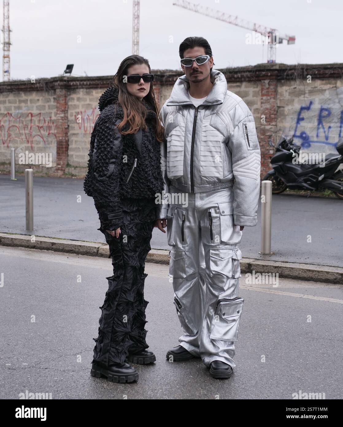 Les blogueurs de mode invitent la tenue de style de rue avant le défilé de mode Prada, pendant Milano Fashion week collection homme 2025 Banque D'Images
