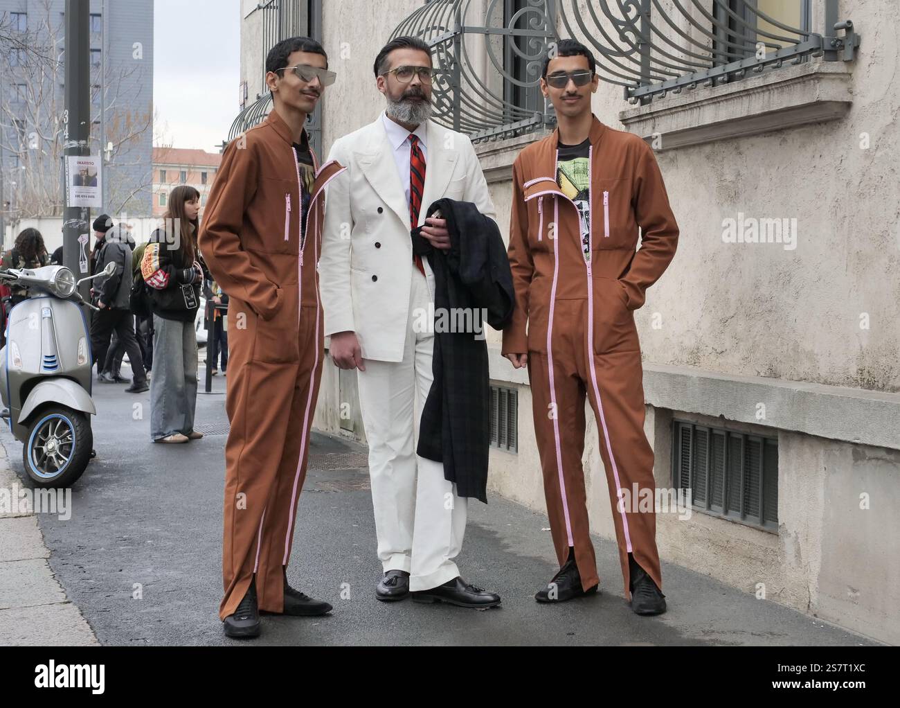 Les blogueurs de mode invitent la tenue de style de rue avant le défilé de mode Prada, pendant Milano Fashion week collection homme 2025 Banque D'Images