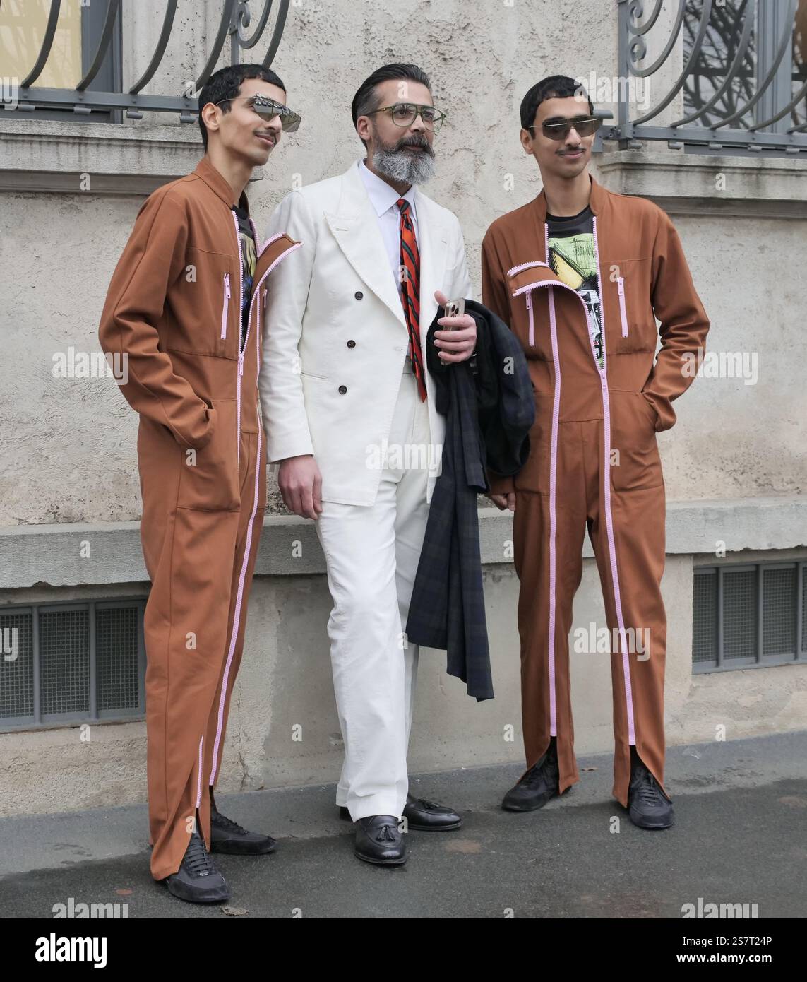 Les blogueurs de mode invitent la tenue de style de rue avant le défilé de mode Prada, pendant Milano Fashion week collection homme 2025 Banque D'Images