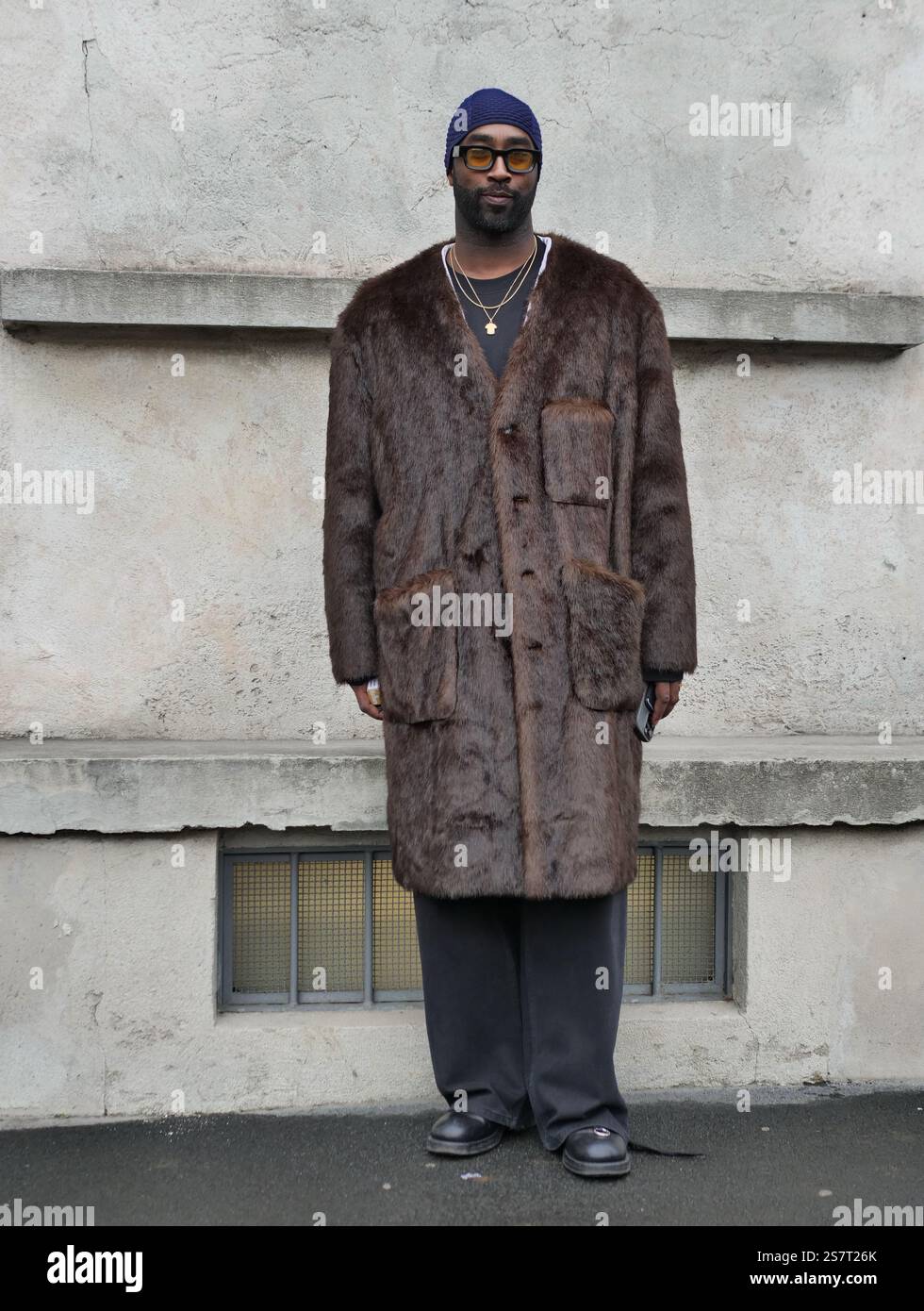 Tenue de style de rue invité blogueur de mode avant le défilé de mode Prada, pendant les collections homme Milano Fashion week 2025 Banque D'Images