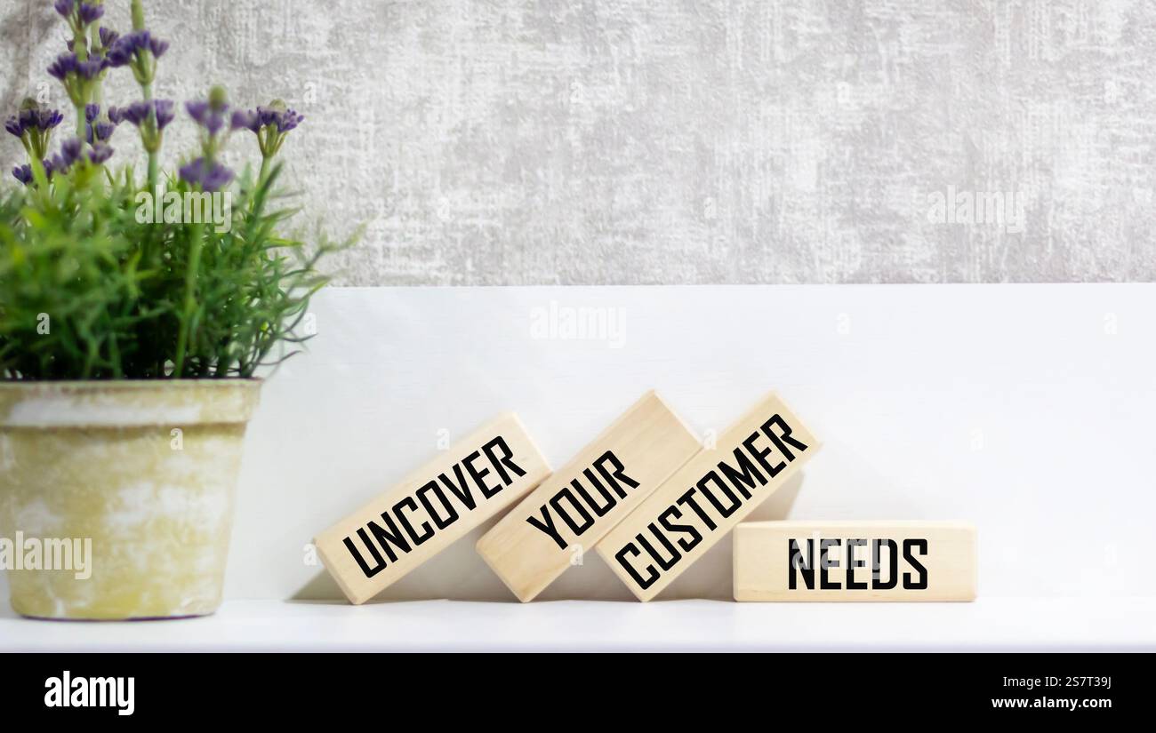 Blocs de bois avec les mots « Découvrez les besoins de vos clients ». Concept commercial Banque D'Images