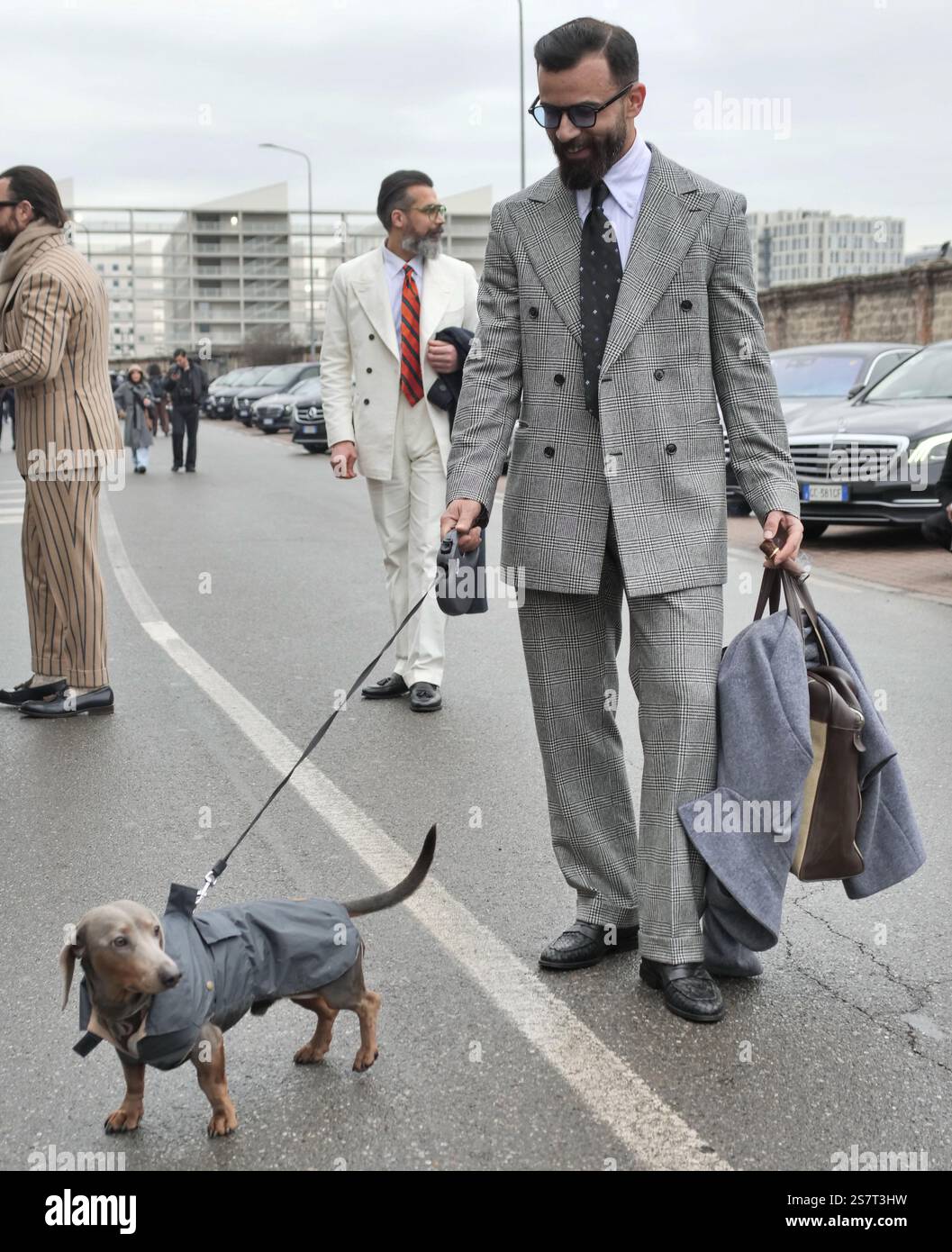 Tenue de style de rue invité blogueur de mode avant le défilé de mode Prada, pendant les collections homme Milano Fashion week 2025 Banque D'Images