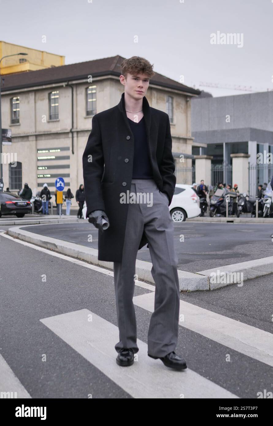 Tenue de style de rue invité blogueur de mode avant le défilé de mode Prada, pendant les collections homme Milano Fashion week 2025 Banque D'Images